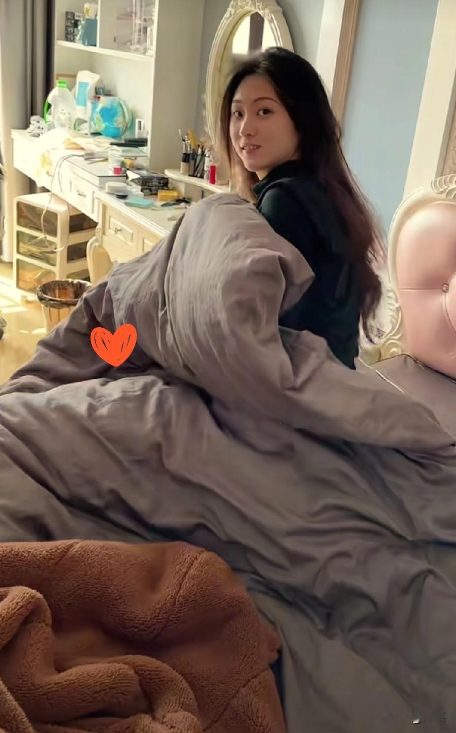 俩逆子今天终于走了……看看他女朋友住的卧室里，我都反胃，恶心得想吐，今上午准备