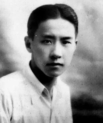 1915年，袁世凯正试穿龙袍，大姨太噗嗤一声笑了，袁世凯问：“笑什么？你一个彪子