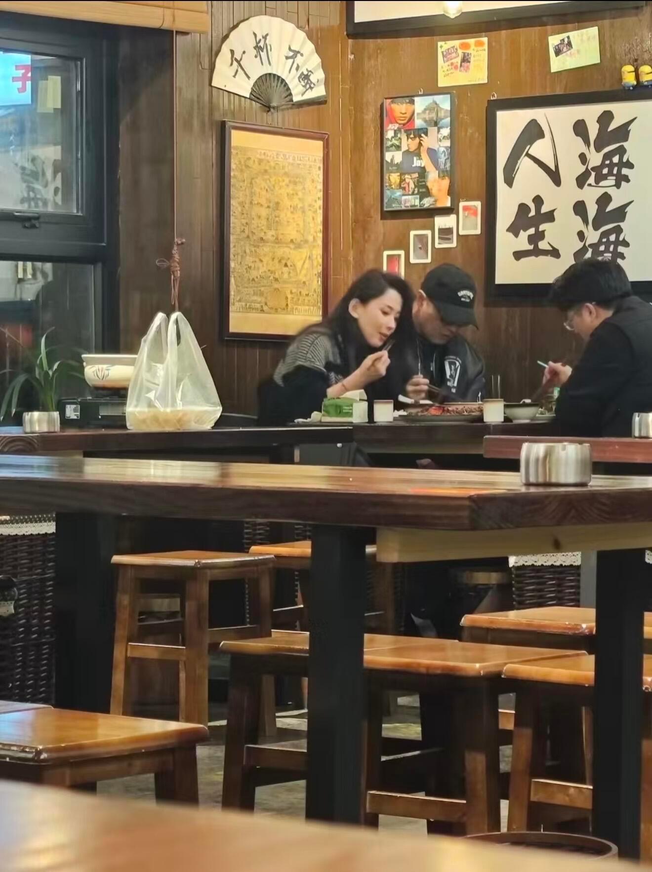 偶遇汪峰森林北逛街竟然还在一起！一直有人传两位分手，结果人家感情还是很稳定的，祝