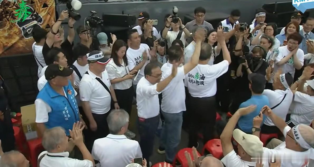 侯友宜率新北市团队现身凯道“725上凯道反毒油”活动正在进行中。在18点左右
