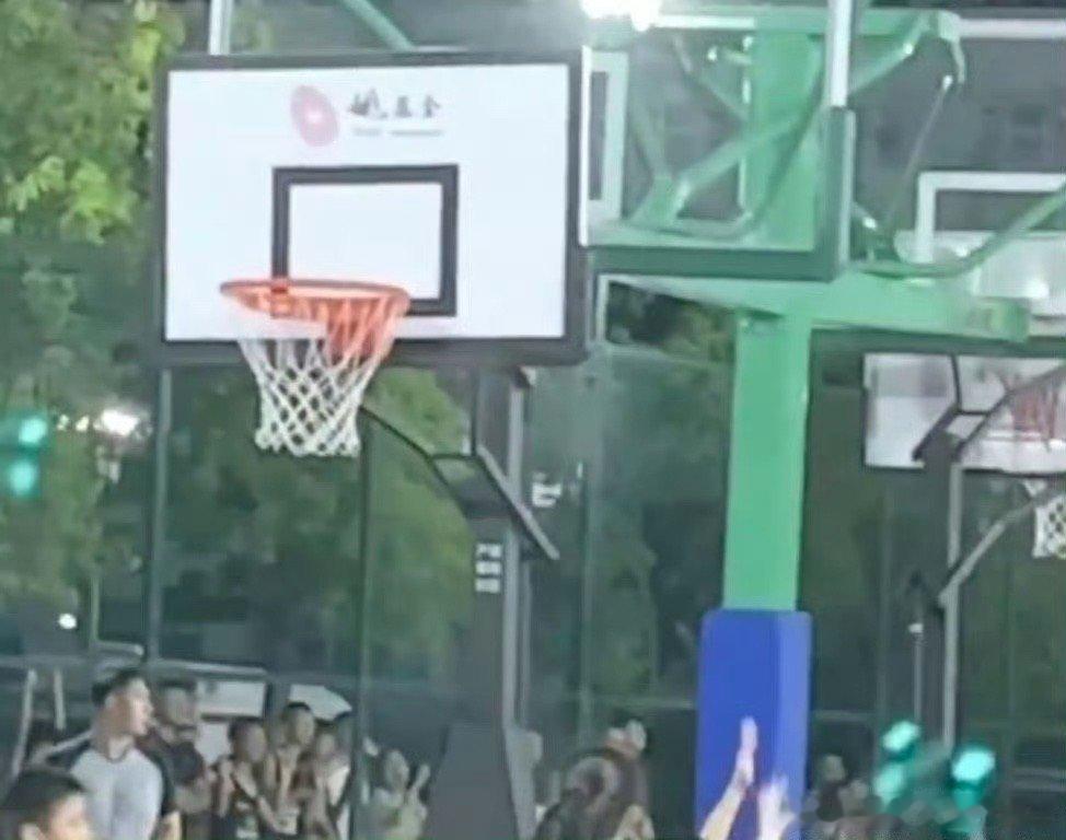 姚基金十七年深耕，用赛事、支教与师资培训搭建起乡村体育的桥梁，而这场公益拍卖，正