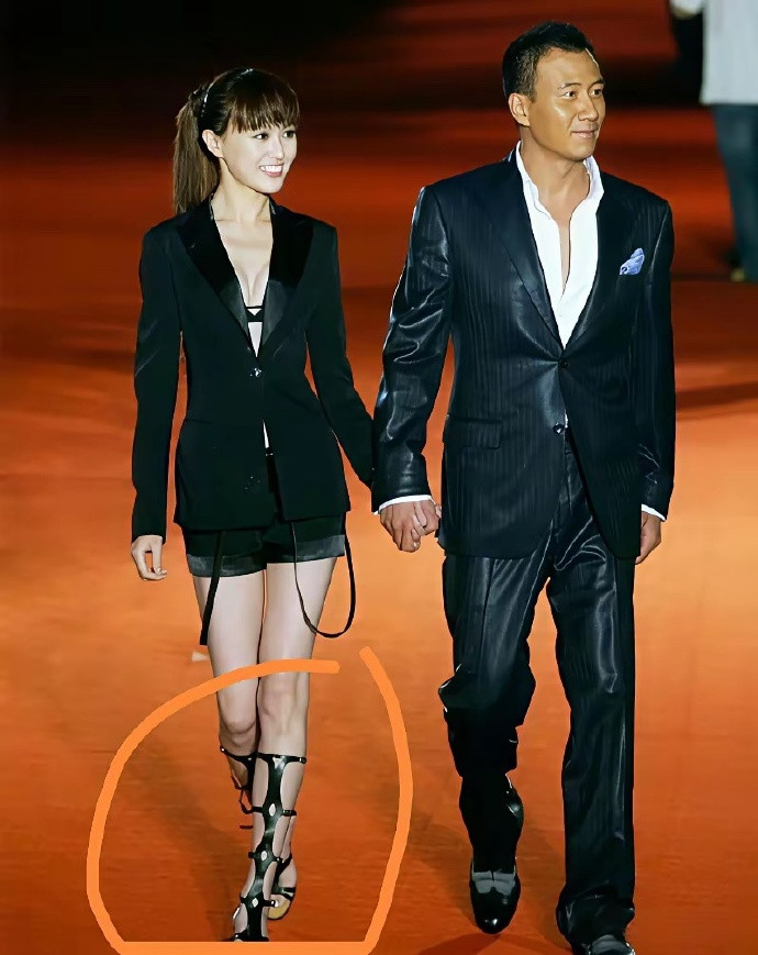 非常想知道唐嫣这鞋是怎么穿上去的？真的不磨脚吗？