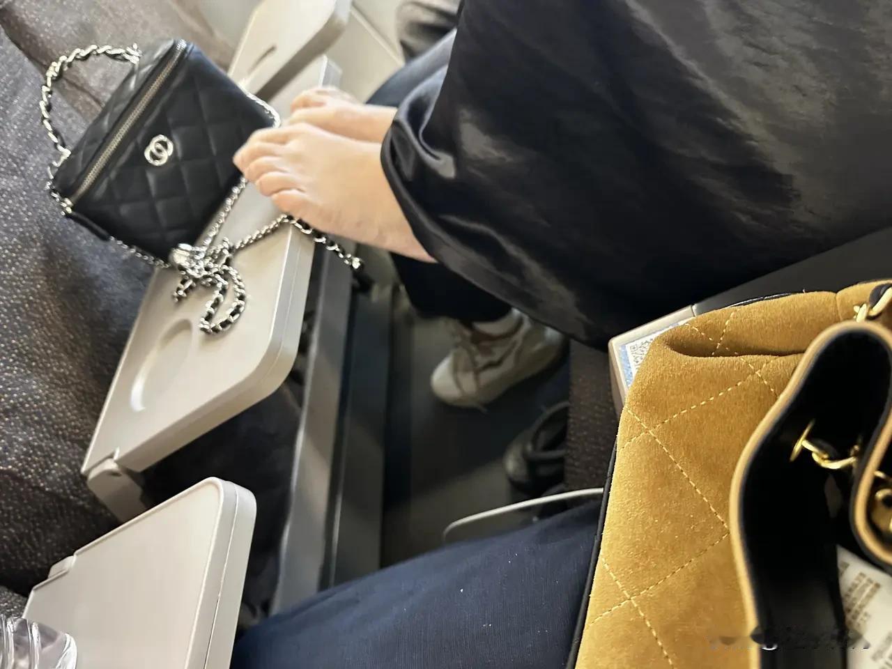 背着名包却做出这么不雅的事情真是让人无语。国庆出门看见旁边一名女子衣着光鲜打扮入