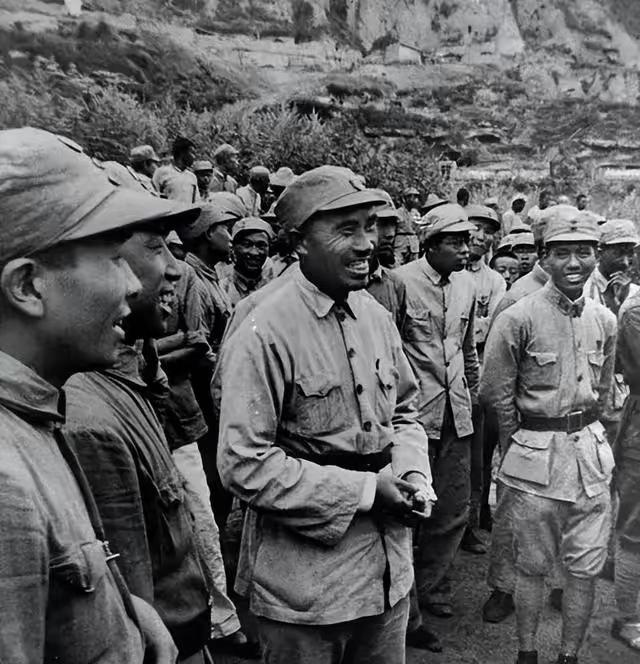 红军长征来到大渡河安顺场时，杀了几头猪，给战士们改善伙食。猪肉吃完了，剩下一个猪