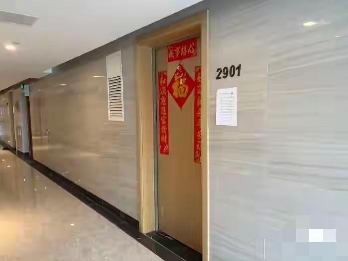 杨炯的公司大门紧闭连警方都驳回他的报案这事儿看得人有点唏嘘——本想靠“维权”