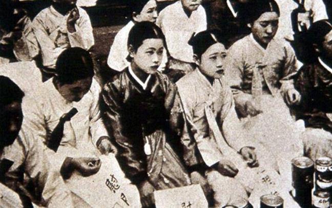 二战时，日军给女性强行注射“606药剂”，注射完，士兵就露出了邪恶的笑容，“60