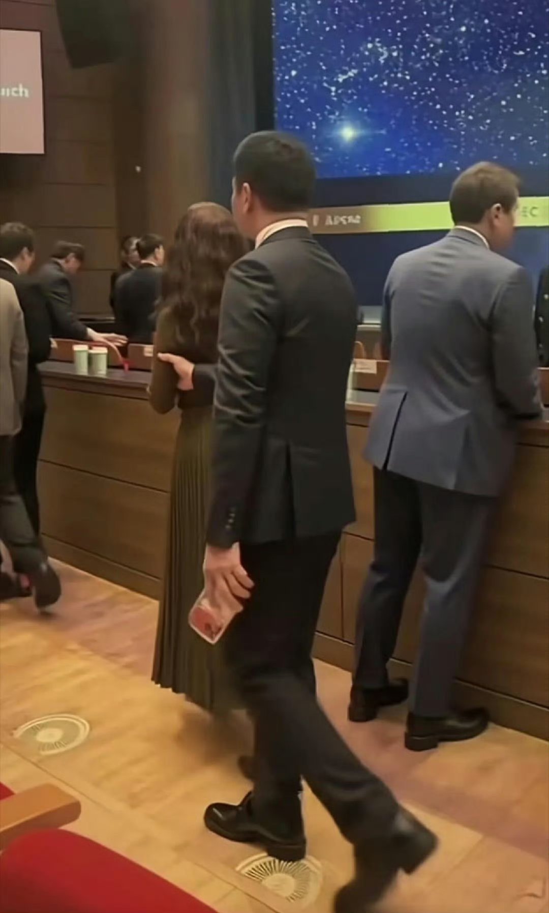 以前奶茶妹妹是刘强东的小迷妹，现在刘强东像是章泽天的小跟班。奶茶妹妹越来越酷了，