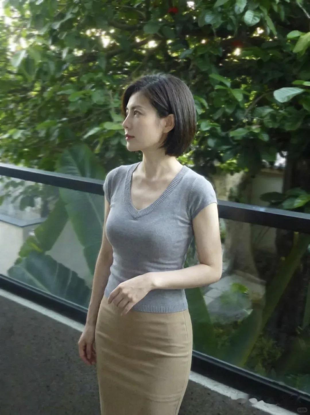 这位女士在阳台上欣赏风景。