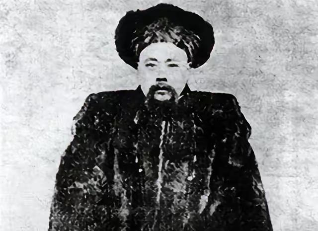 1911年11月3日，江苏巡抚程德全深感清王朝已无可救药，为了避免战争，他剪去发