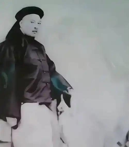 左宗棠把宁夏匪首马化龙一家三百多口全宰了,这事在当年西北地界炸了锅。马化龙出身宗