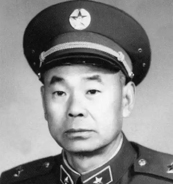 1971年，我国首枚实战氢弹空投时卡在飞机上，周总理果断下令撤离所有地面人员，