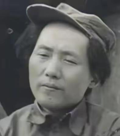 毛主席生活随便，爱说笑，在长征路上头发长得老长，叫他理发他不理，说要打了胜仗才理