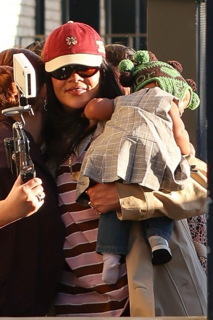 蕾哈娜抱娃出街蕾哈娜抱着自己的女儿Rocki首次公开亮相~