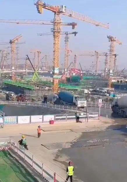 工地还在，包工头却快没了。央企开始自己招人、培训、发工资，不是试点，是硬规定，