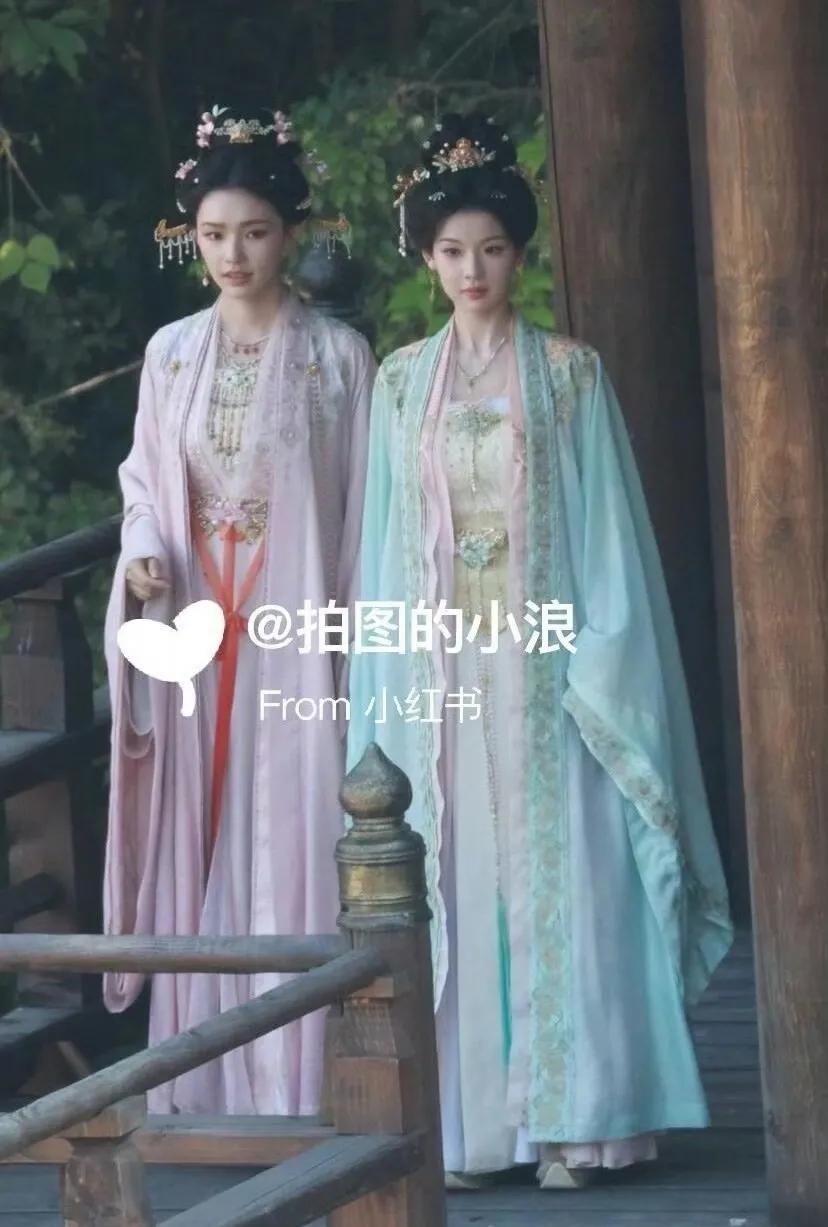 这个妆造和聊斋有一丁点关系吗[笑着哭]看着就和普通落地古偶没啥区别，聊斋这种剧造型