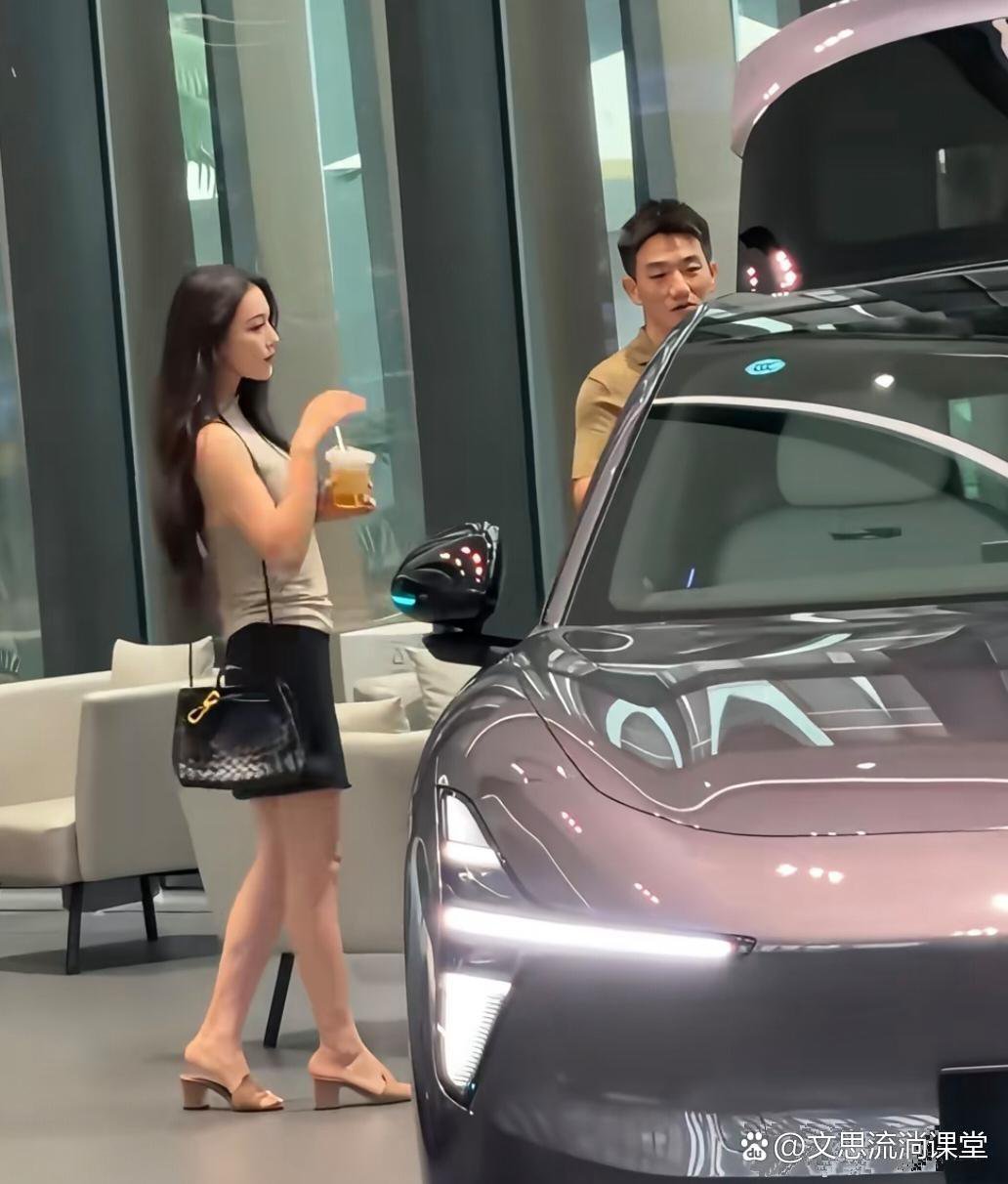 39岁张馨予和老公何捷现身广州一间车企看豪车，她背着4万元的名牌包，打扮时尚贵气，身材非常好，皮肤很
