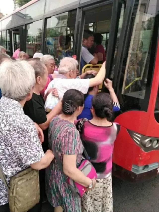 退休后，我和老伴办了老年公交卡，主要图个上街买菜方便。公交车费是正常费用的一半，