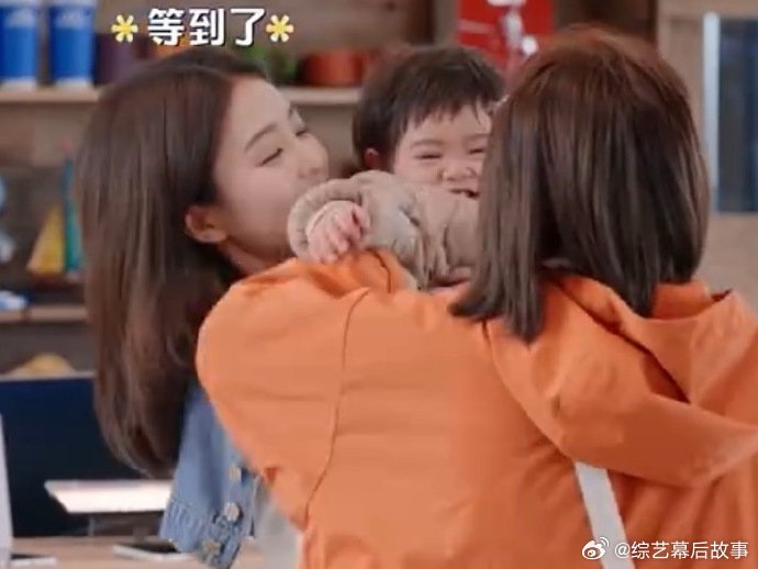 白鹿把孩子塞到王鹤棣怀里白鹿送娃一气呵成，王鹤棣稳稳接住，加上软萌小饼干，三人