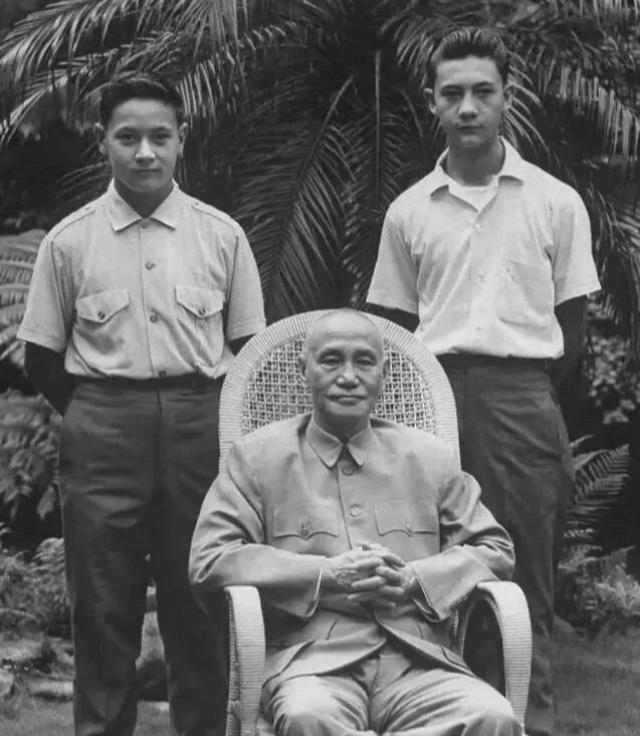 分享那些老照片晚年的蒋介石跟他的两个孙子合影。我在想如果老先生活着的话，是否能够