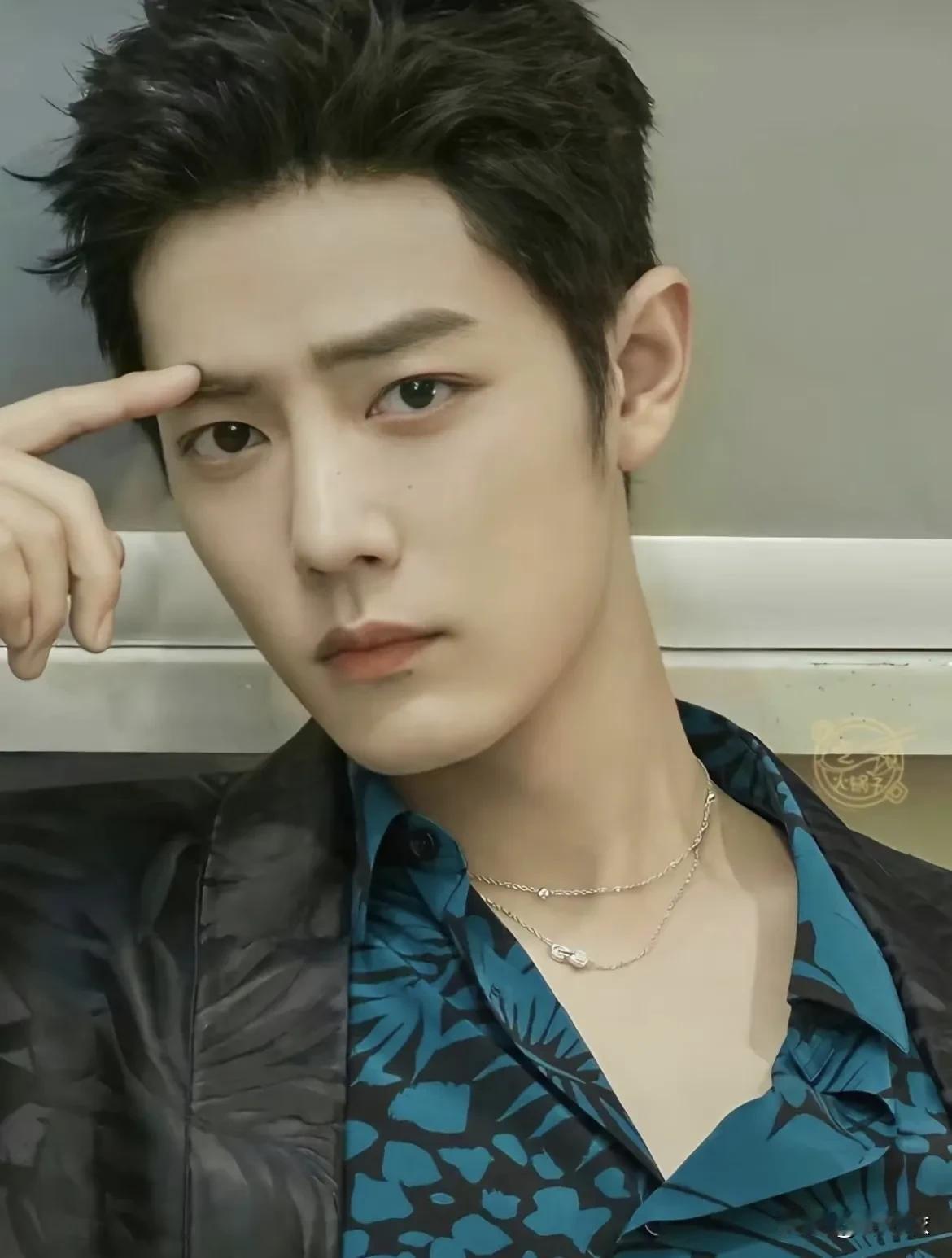 肖战的专访我最喜欢等风来，而一个人一直笑着，是不容易的，一直温柔也是很不容易的。