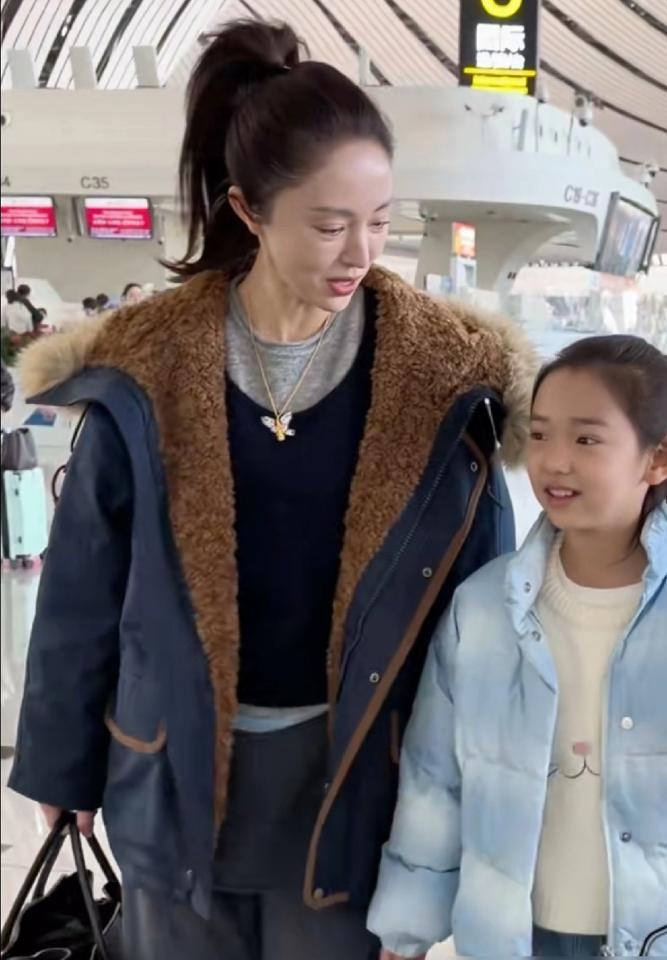 她的脸，像小孩的脸。她的眼角，像有故事的旧票根。这种又老又小，你见过好多次了