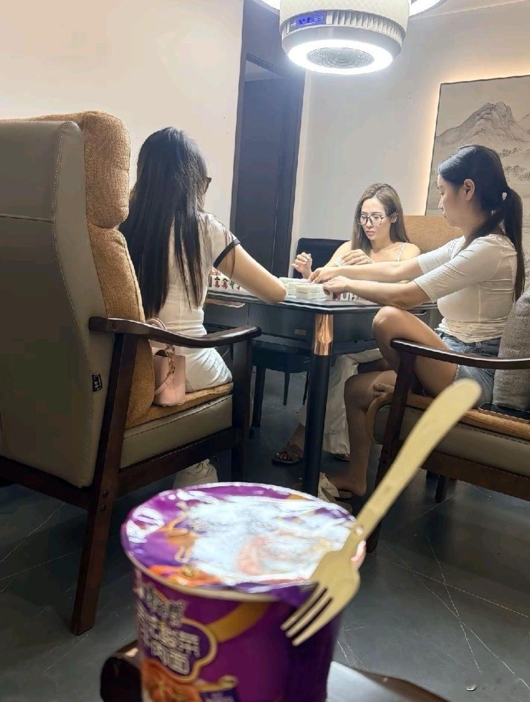 这得玩多大，条件那么好，吃泡面