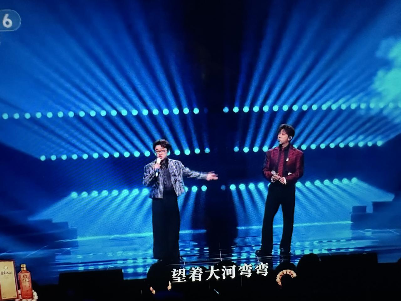 胡海泉与王祖蓝的《山丘》很有特色。他俩首先是很有勇气，敢于演绎出不同的风格和特