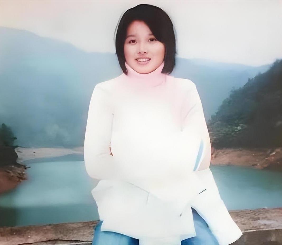 2004年，福建女大学生蔡伟娟，在大学校园里毫无征兆地人间蒸发。为了找到女儿，原