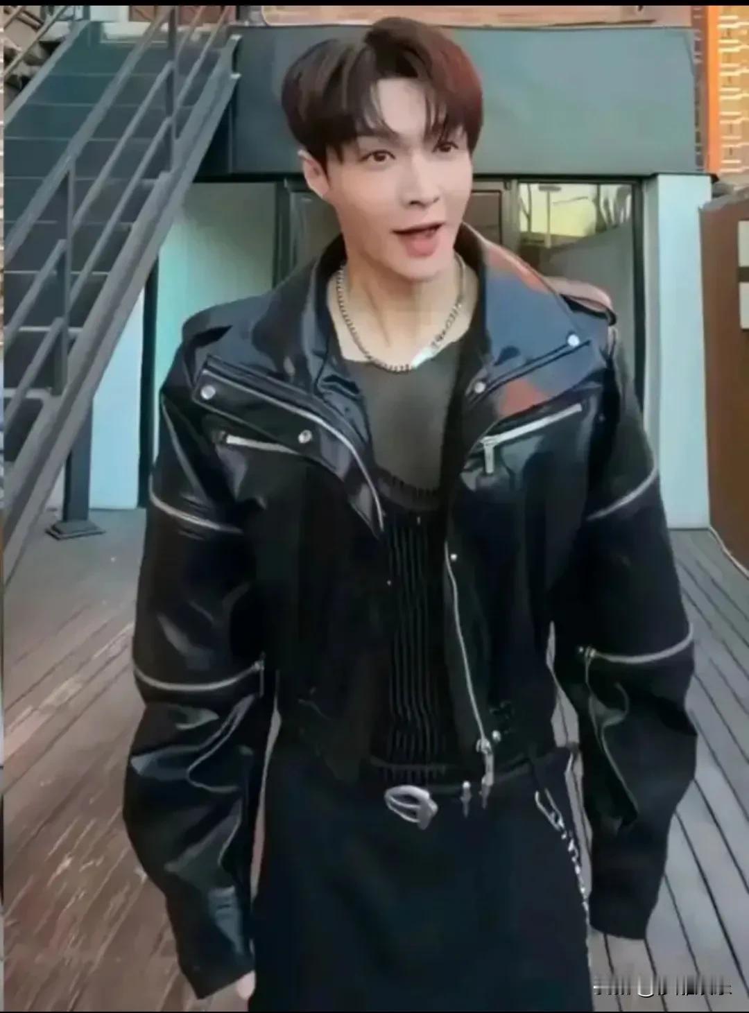 张艺兴，你是懂“中年时尚”的！腰挂钥匙串，脚蹬皮凉鞋，穿着我爸同款Polo衫，就