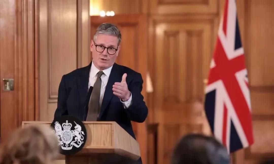 内塔尼亚胡的天要塌了，继24号法国表态之后，在25号英国首相斯塔默也发表了声明，