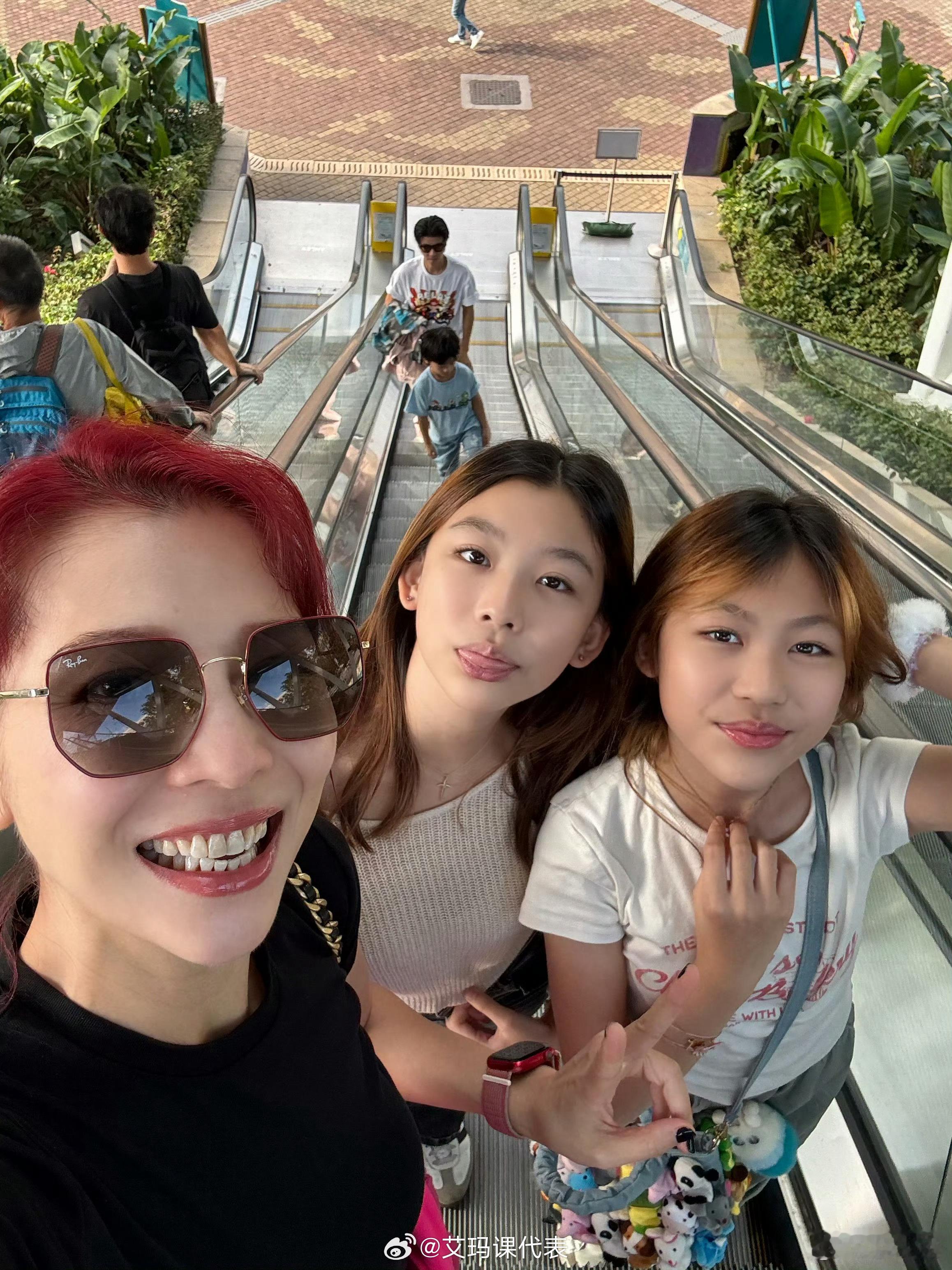 蔡少芬两个女儿身高都好高，长得像妈很漂亮