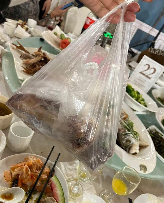 我去吃喜宴，悄悄给老公打包了菜回来，谁知道老公却大发雷霆，你真是丢脸丢到家了，你