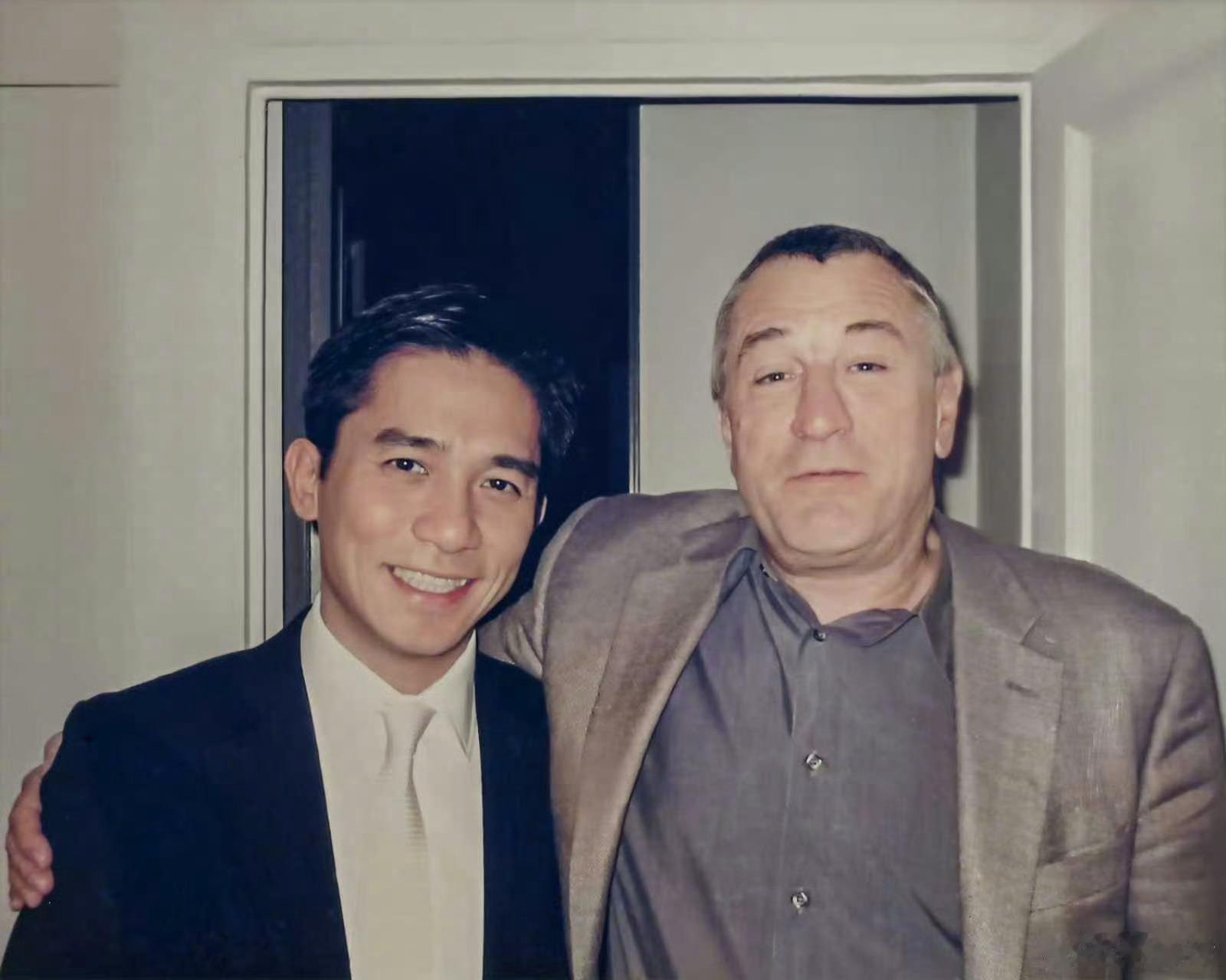 梁朝伟与罗伯特·德尼罗合照，这也是两人时隔22年再度同框。