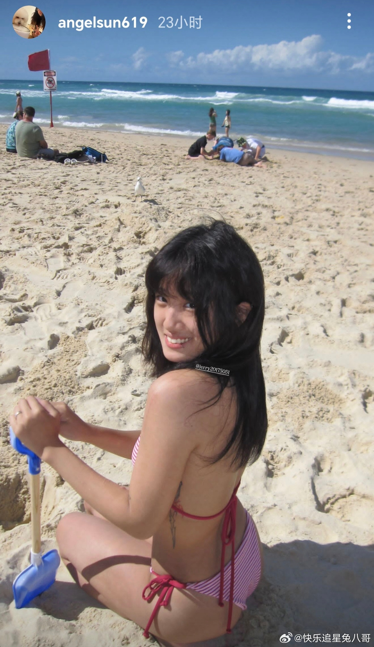 贾静雯大女儿海边比基尼贾静雯大女儿海边比基尼照贾静雯大女儿海边比基尼照，回眸一