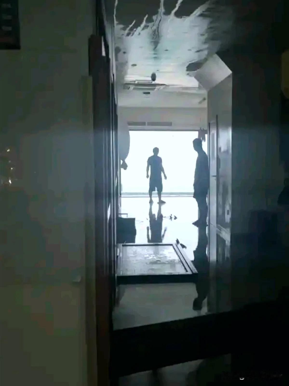 台风下的三亚游八月二十四的夜晚“剑鱼”猛扑三亚湾游客正把美梦盼台风却