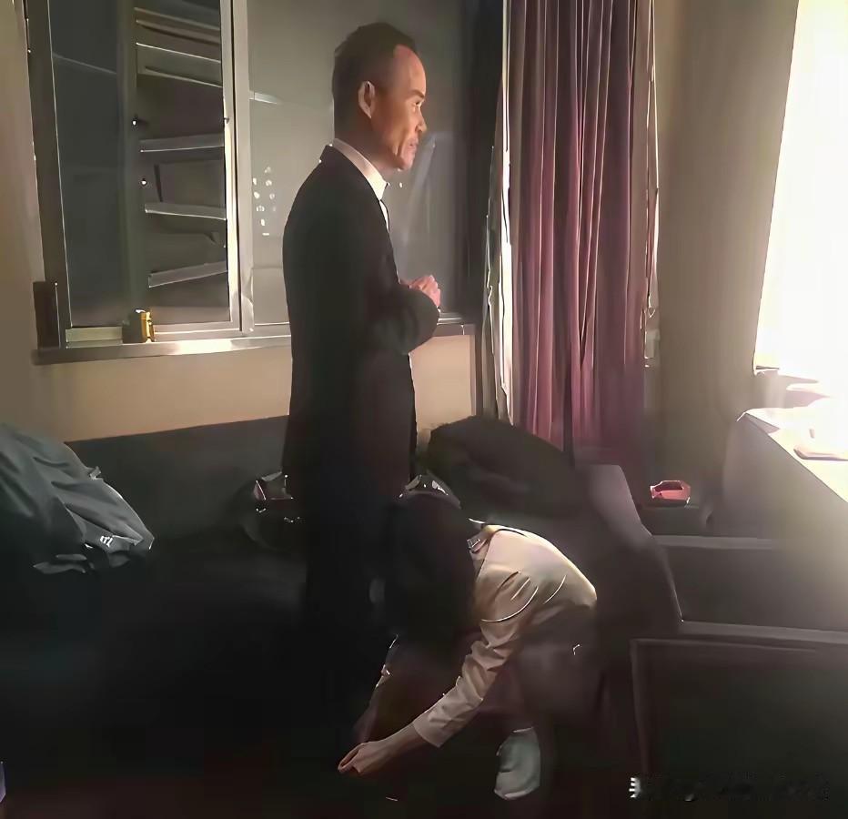 小田这算是飞上枝头变凤凰，女王气质十足啊！反观老王，这是由曾经的大佬变成小跟班了