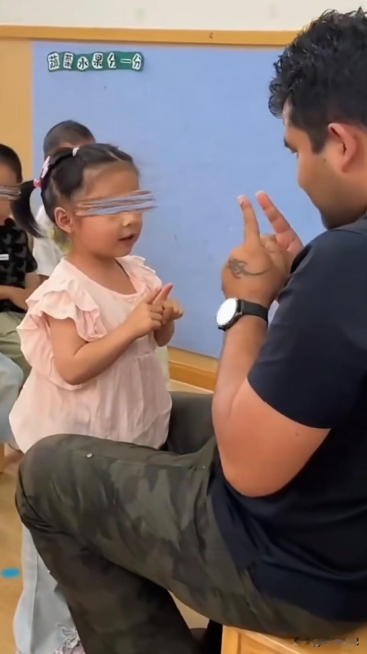 幼儿园聘外教，这事真不能这么干！最近听说有幼儿园请了印度人来教孩子，说实话，