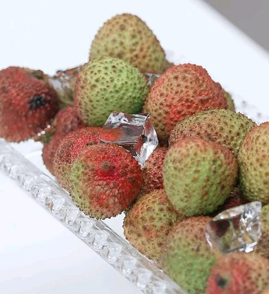宇辉太忙了，简直就挂在热搜上面了刚在广西吃完榴莲拿个推荐官牌匾就飞回北京见撒