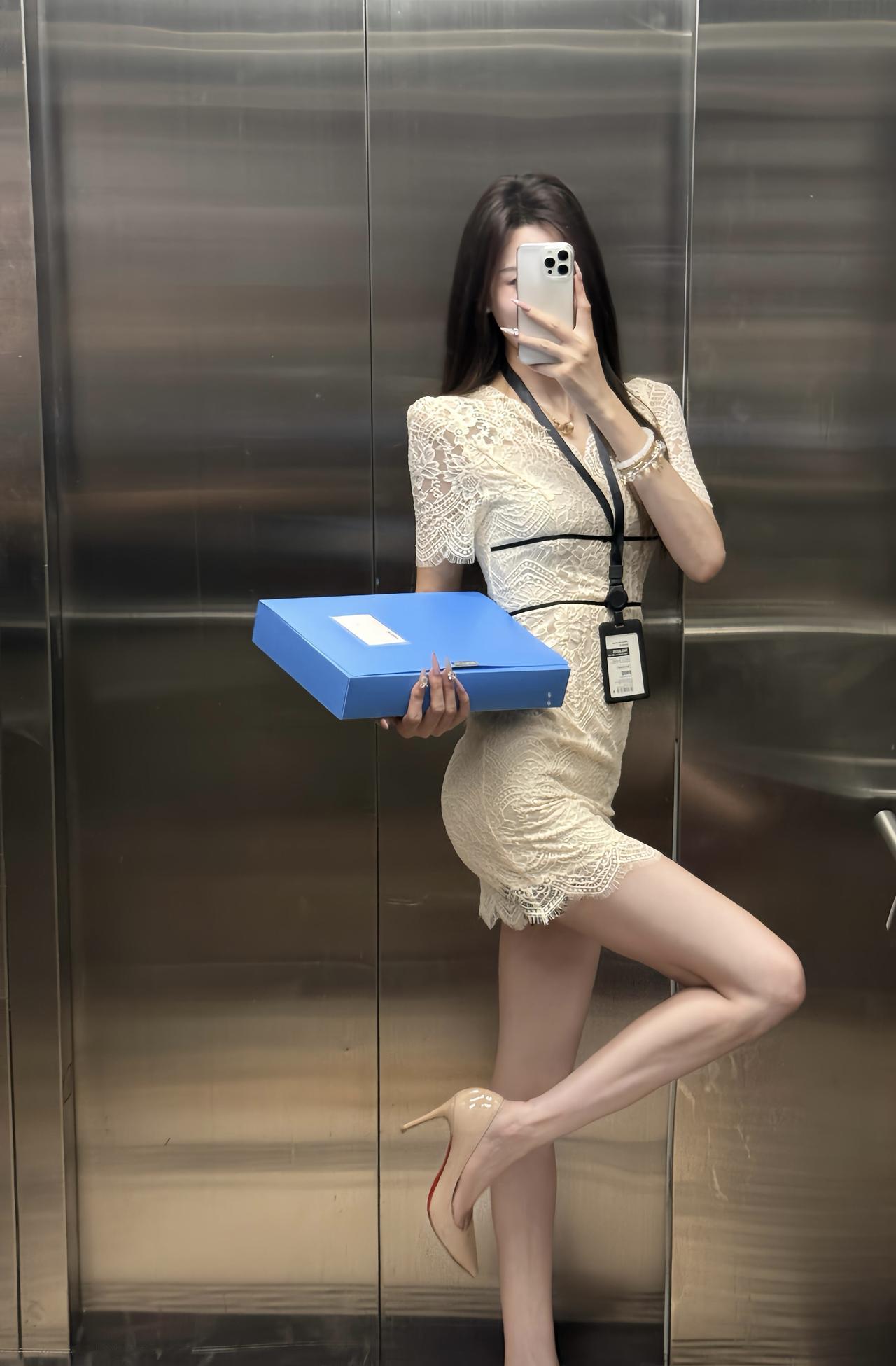 今日穿搭推荐，可爱通勤风。👗穿搭风格解析核心单品：米杏色蕾丝包臀裙