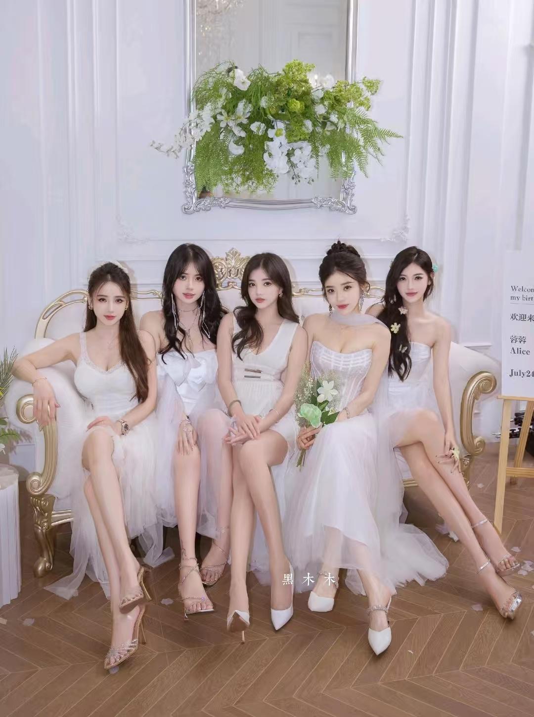 本以为普通闺蜜照，拍出豪门女团感，别被闺蜜合照骗了，幕后全是互相折腾本以为闺