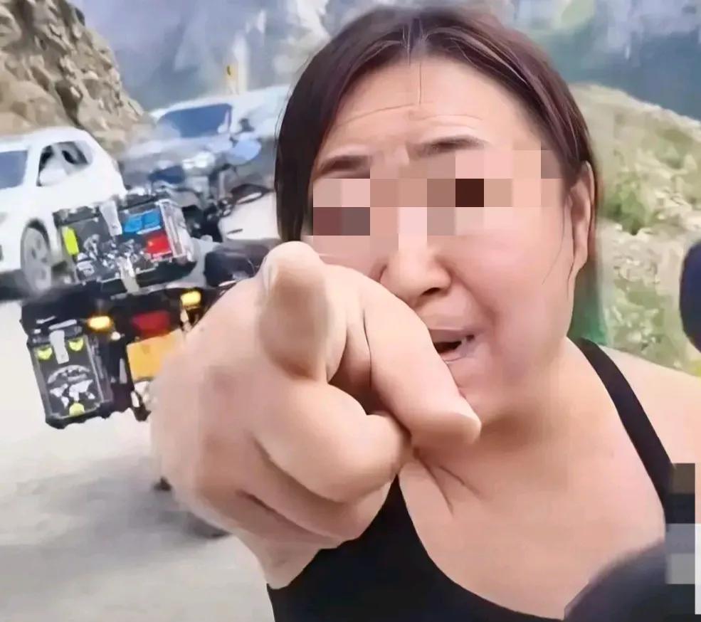 “严惩！必须严惩！这女的太嚣张了，我好好骑车，招谁惹谁了！”甘肃甘南的男子王某