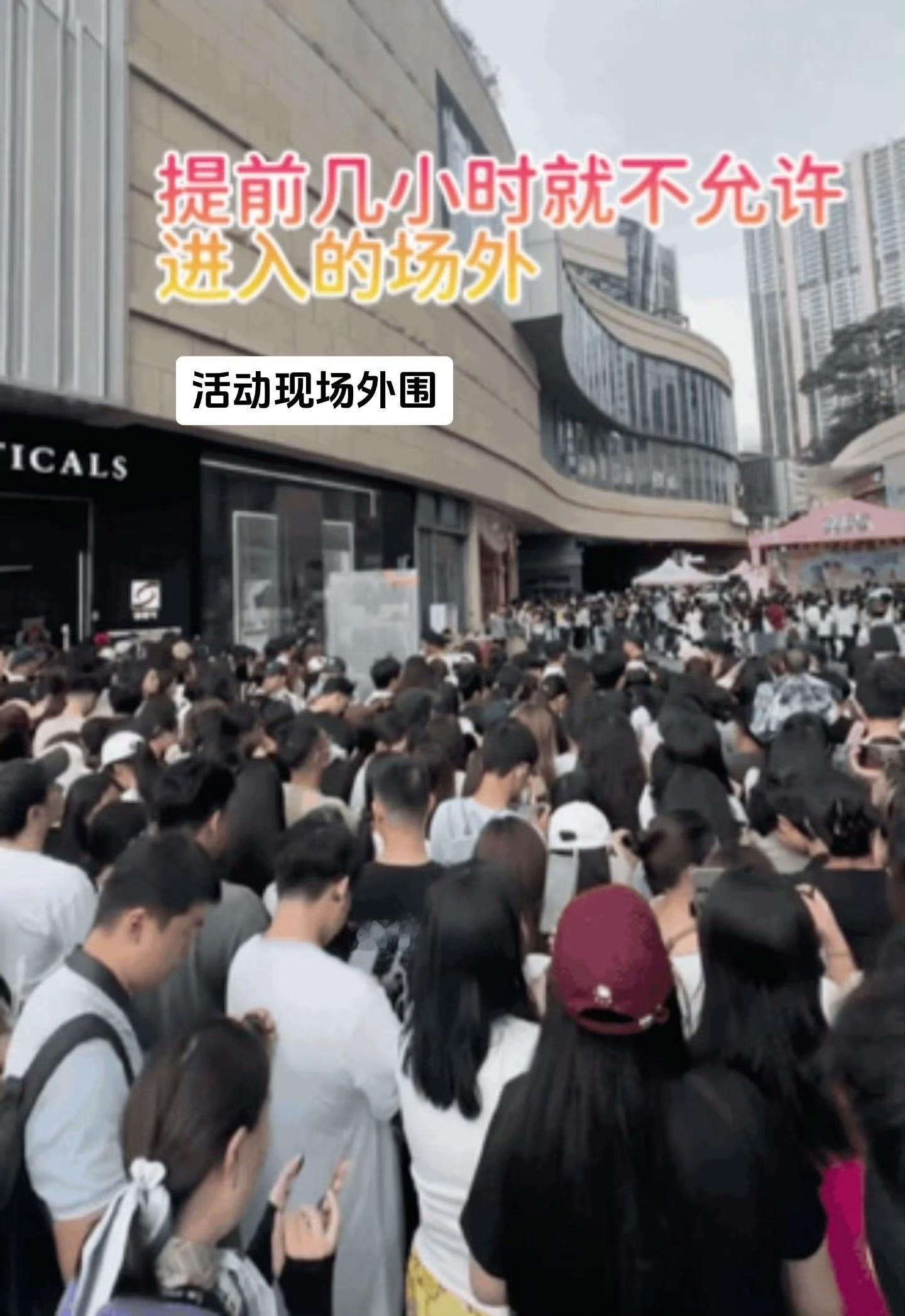 网络上嘿王鹤棣的现实中谁不想急头白脸的见到顶级建模脸王鹤棣哪次王鹤棣线下人气不是