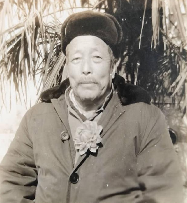1940年，一个日本军医看中了季德胜的蛇药，他用枪抵着季德胜，呵斥道“交不交?”