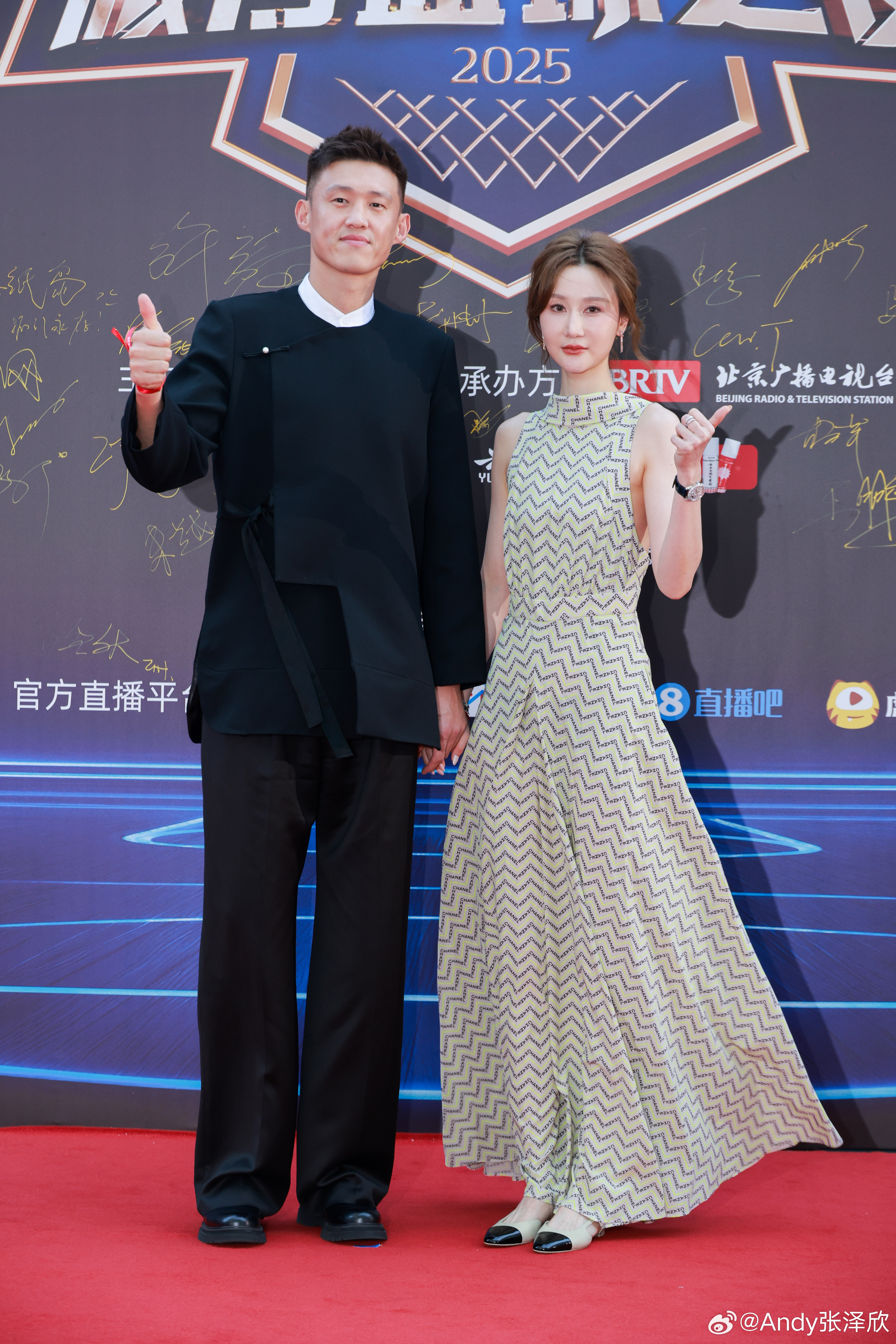 鹏哥夫妇真的是[赞]，去哪儿都一起，衣品也非常搭且讲究！周鹏夫妇篮球圈模范夫妻