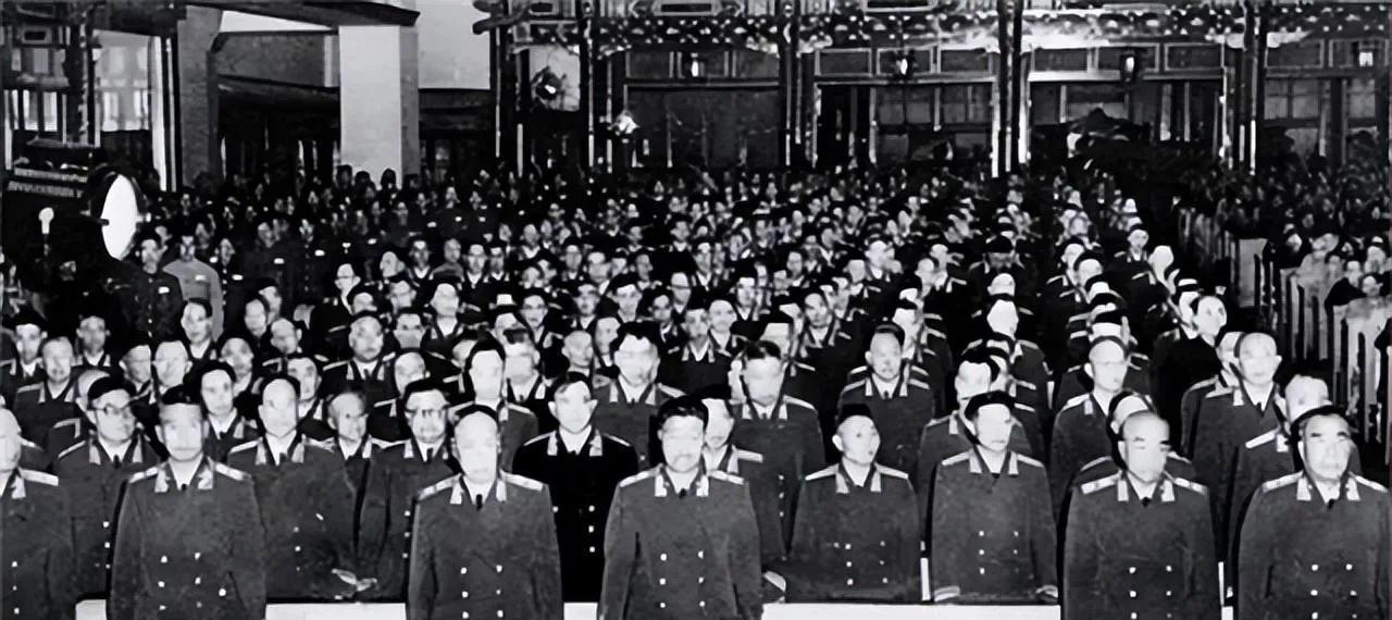 1955年，解放军评定军衔，名单刚一出来，贺龙就皱起了眉，他看见外甥廖汉生被列为