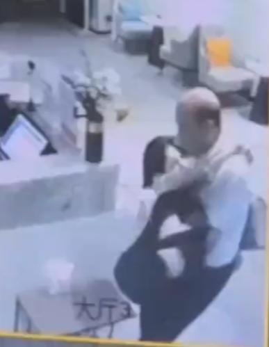 崔丽丽被老板侵犯这事，有几个点网友不大明白！总结了一下：1，双手搂抱着老板的