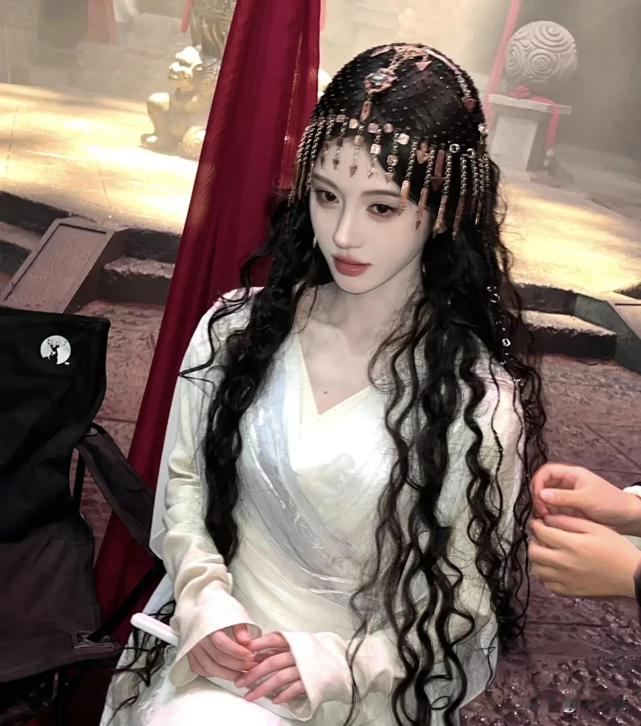 其实去年鞠婧祎跟公司刚开始掰扯的时候就有部分人说让她先别急着单干，找找新公司看看