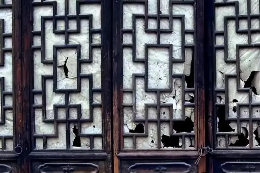 在没有发明玻璃以前，中国古代都用纸来糊窗户，一捅就破，到了上世纪五六十年代还在用