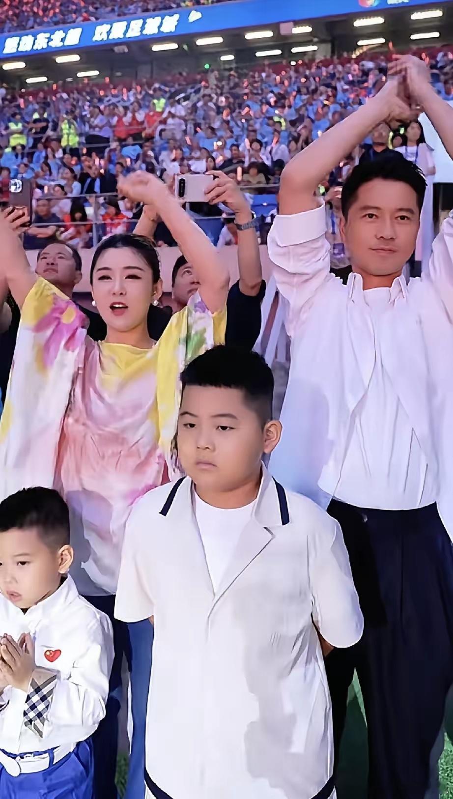 6月23日，李小萌、王雷带着两个儿子到大连参加2026东北超开幕式，两个儿子正面
