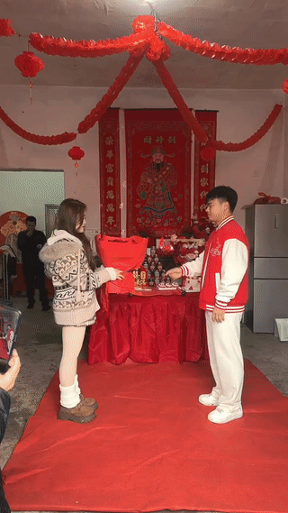 这是一个订婚现场一名女孩竟然手捧鲜花单膝跪地向她的男朋友求婚表白？这种反向操